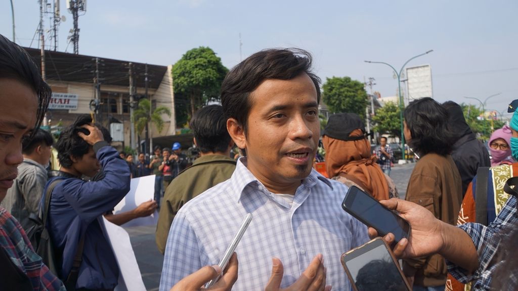 <b></b>Peneliti dari Pusat Kajian Anti Korupsi UGM Zaenur Rohman memberikan keterangan kepada wartawan mengenai penolakan terhadap revisi UU KPK, di Tugu Yogyakarta, Selasa (17/9/2019). Aksi itu dilakukan bersama Jaringan Anti Korupsi Yogyakarta.
