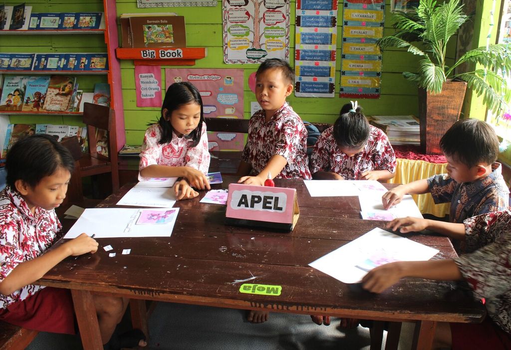 Suasana pembelajaran di kelas III Sekolah Dasar Negeri 008 Tanjung Palas Timur, Kabupaten Bulungan, Kalimantan Utara, Rabu (12/4/2023). Sejak 2017, sekolah itu melakukan transformasi pembelajaran dengan menerapkan asesmen diagnostik, pembelajaran berdiferensiasi, dan pemanfaatan buku sesuai minat anak.