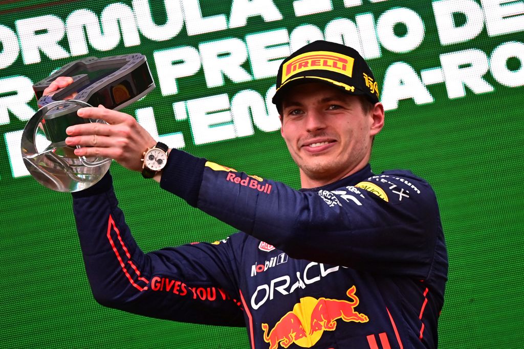 Pebalap tim Red Bull, Max Verstappen, merayakan kemenangan pada F1 seri Emilia Romagna, Italia, di Sirkuit Internasional Enzo e Dino Ferrari, Imola, Italia, Minggu (24/4/2022).