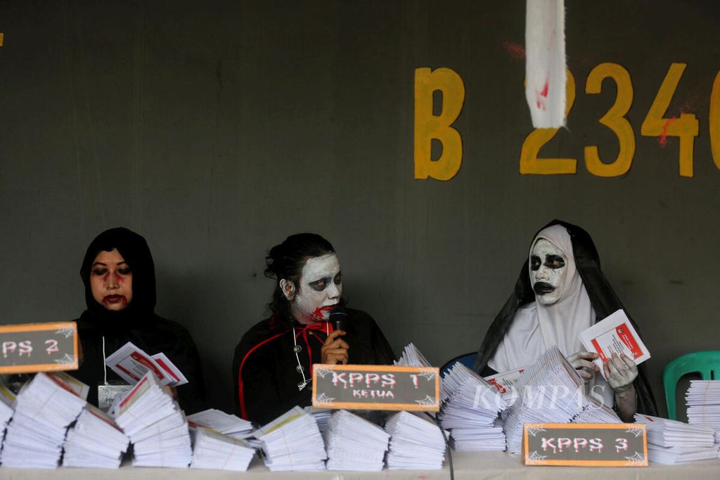 Petugas KPPS tempat pemungutan suara 073, Lebak Bulus, Jakarta Selatan, mengenakan kostum hantu saat melayani warga yang hendak memberikan suaranya di bilik suara, Rabu (17/4/2019).