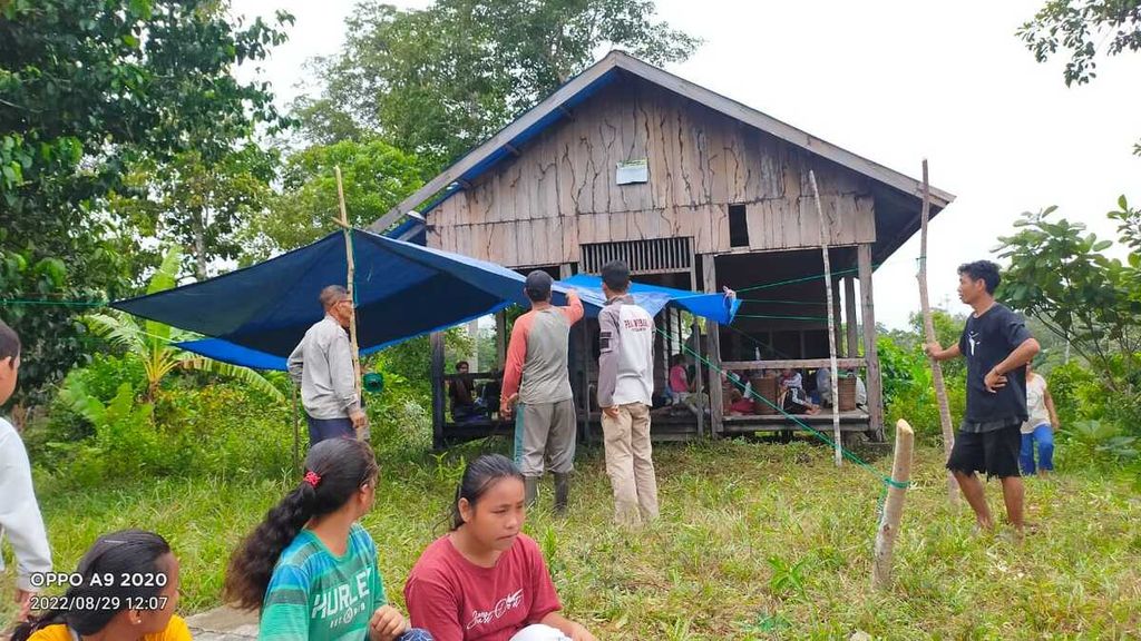 Suasana di sekitar tenda darurat di bukit tempat pengungsian dekat permukiman di Desa Simalegi, Kecamatan Siberut Barat, Kabupaten Kepulauan Mentawai, Sumatera Barat, seusai gempa M 6,4 yang mengguncang wilayah kabupaten ini, Senin (29/8/2022).