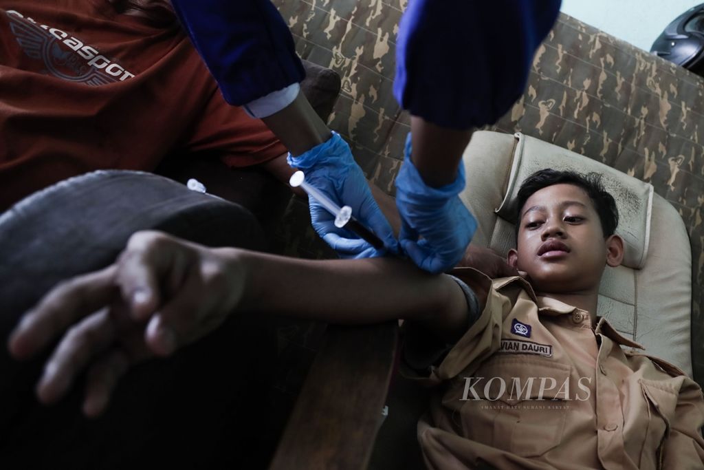 Petugas dari Dinas Kesehatan Kota Depok dan Puskesmas Cinere melakukan pengecekan dan investigasi lapangan terkait laporan penyakit hepatitis A yang menyerang warga di RT 001 dan RT 002/RW 001, Cinere, Depok, Jawa Barat, Rabu (28/8/2019).