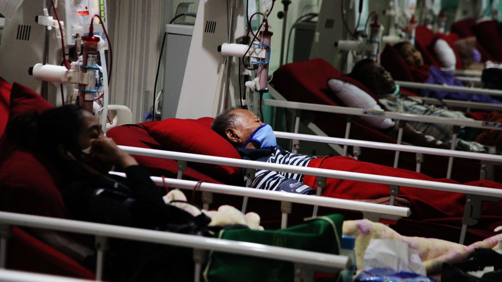 Para pasien mendapat pelayanan di ruang Hemodialisa di RSUD Bogor, Kota Bogor, Jabar, Kamis (23/4/2020). Pasien yang menjalani cuci darah termasuk kelompok berpotensi tinggi terkena infeksi MRSA.