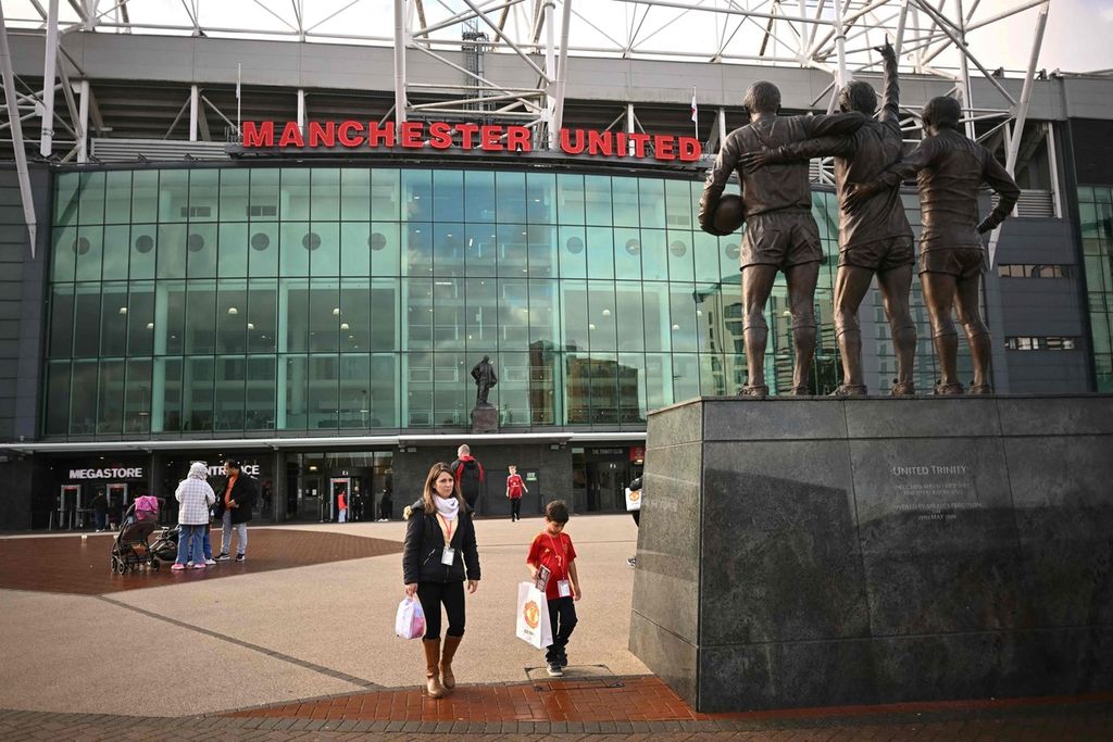 Suasana di depan Stadion Old Trafford yang merupakan markas klub Liga Inggris, Manchester United, di Manchester, Inggris, Senin (28/10/2024). Manajemen MU mengeluarkan dana besar untuk mendatangkan manajer baru Ruben Amorim, menggantikan Erik ten Hag.