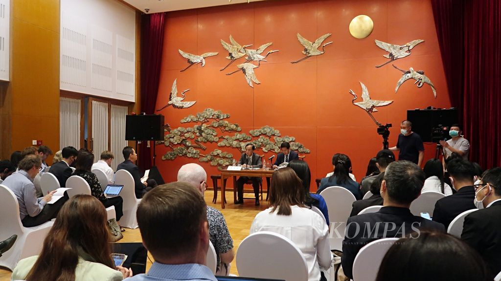 Suasana konferensi pers Perwakilan Khusus China untuk Urusan Eurasia, Li Hu (kanan), di Beijing, China, Jumat (2/6/2023). Pada bulan Mei 2023, Li berkunjung ke Ukraina, Polandia, Perancis, Jerman, markas Uni Eropa, dan Rusia guna bertukar pandangan dengan semua pihak untuk penyelesaian konflik konflik Perang Rusia-Ukraina 
