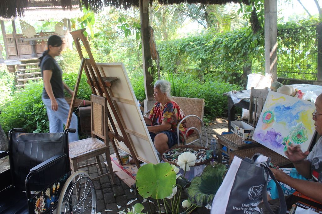 Perupa Yasumi Ishii mengamati Kartika Affandi saat melukis. Foto diambil 16 Mei 2016 di Yogyakarta.
