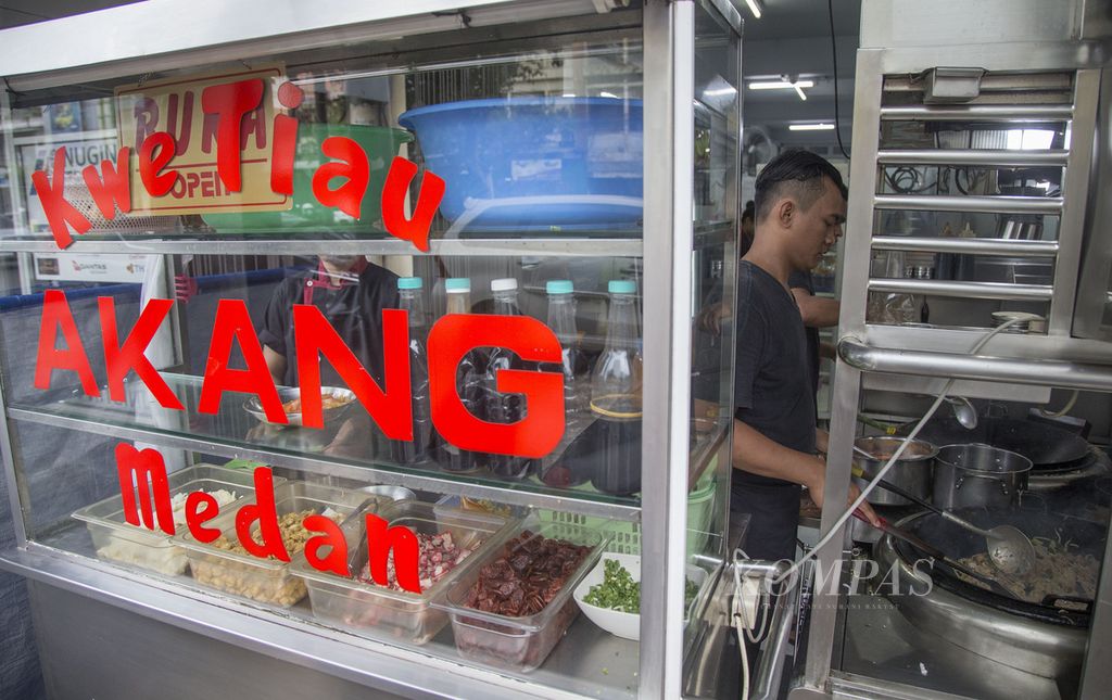 Juru masak membuat menu pesanan pelanggan di Kwetiau Akang di kawasan Mangga Besar, Jakarta, Kamis (30/1/2020). Di kawasan Mangga Besar yang merupakan wilayah pecinan banyak terdapat kuliner khas Tionghoa. 