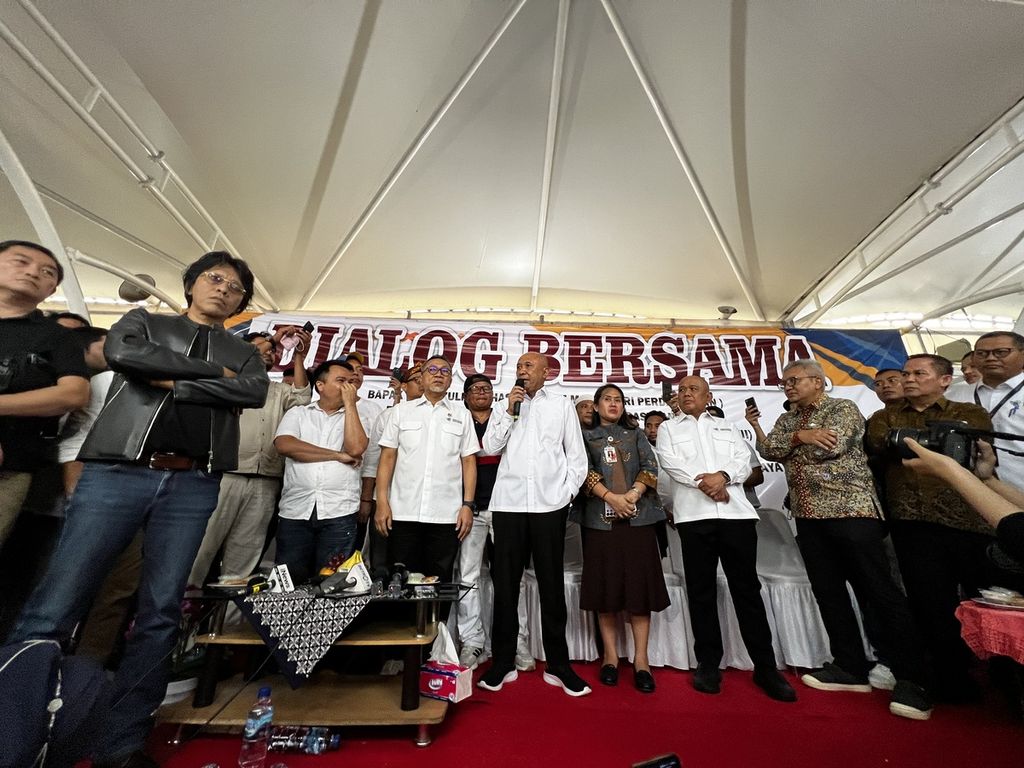 Menteri Perdagangan Zulkifli Hasan dan Menteri Koperasi dan Usaha Kecil Menengah Teten Masduki saat bertemu dengan para pedagang pakaian impor bekas ilegal di Pasar Senen, Jakarta, Kamis (30/3/2023).
