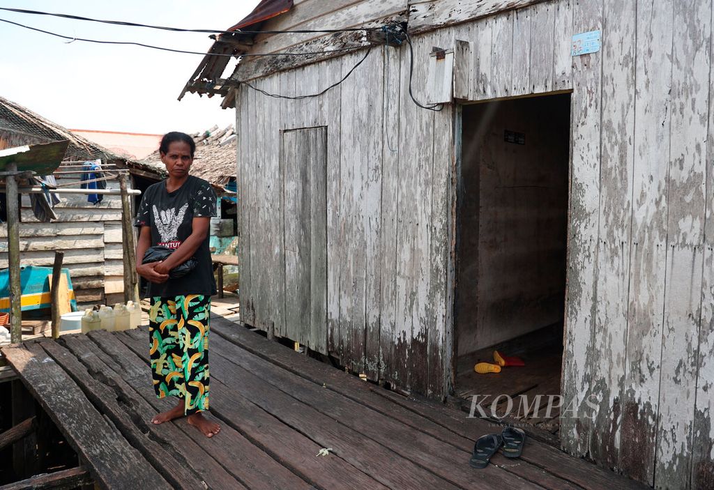 Salah seorang warga di depan rumahnya yang menjadi potret keseharian dan kemiskinan di Kampung Nelayan Siwalima, Kecamatan Pulau-pulau Aru, Kabupaten Kepulauan Aru, Maluku, Kamis (21/9/2023).