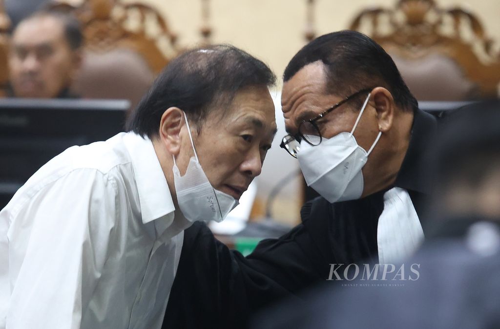 Defendant Surya Darmadi consults with his legal counsel after the initial trial of the alleged corruption case in the PT Duta Palma Group oil palm plantation permit at the Corruption Court, Jakarta, Thursday (8/9/2022).