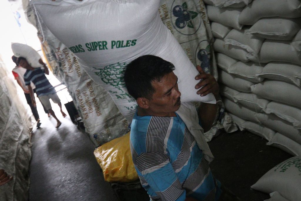 Pekerja mengangkut beras di Pasar Induk Beras Cipinang, Jakarta Timur, Rabu (2/11/2022). Menurut Badan Pusat Statistik (BPS), beras menjadi salah satu komoditas yang dominan menyumbang inflasi secara tahunan (<i>year on year</i>) pada Oktober 2022. Komoditas ini menyumbang inflasi secara tahunan sebesar 0,12 persen. 