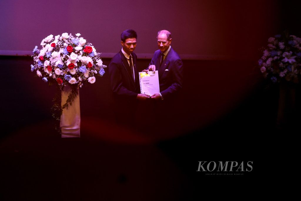 Pangeran Edward, Duke of Edinburgh, memberikan penghargaan kepada penerima anugerah Gold Award-The Duke of Edinburgh’s International Award di British School Jakarta (BSJ), Kota Tangerang Selatan, Provinsi Banten, Jumat (24/11/2023). 