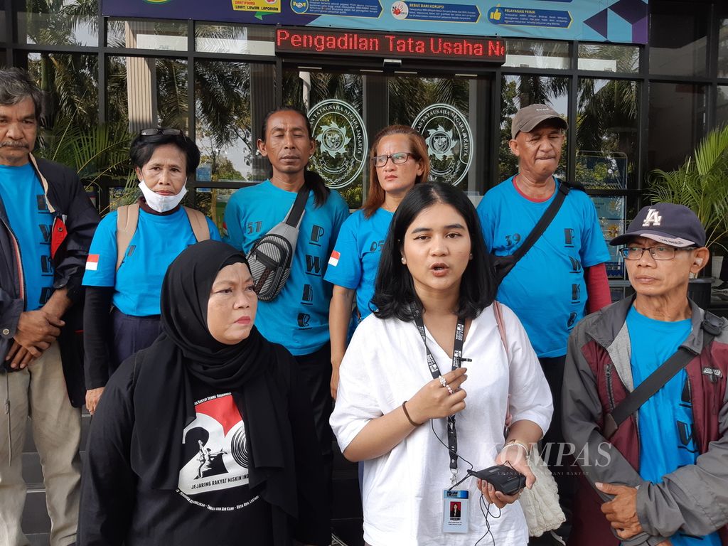 Pengacara publik LBH Jakarta, Jihan Fauziah Hamdi (berbaju putih), bersama warga Kampung Bayam saat mendatangi PTUN Jakarta, di Jakarta Timur, Senin (14/8/2023) pagi. 