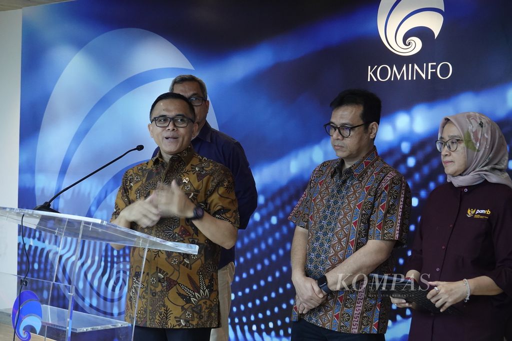 Minister of Administrative and Bureaucratic Reform Abdullah Azwar Anas gave a press statement at the Ministry of Communication and Information's office in Jakarta on Wednesday (17/4/2024).
