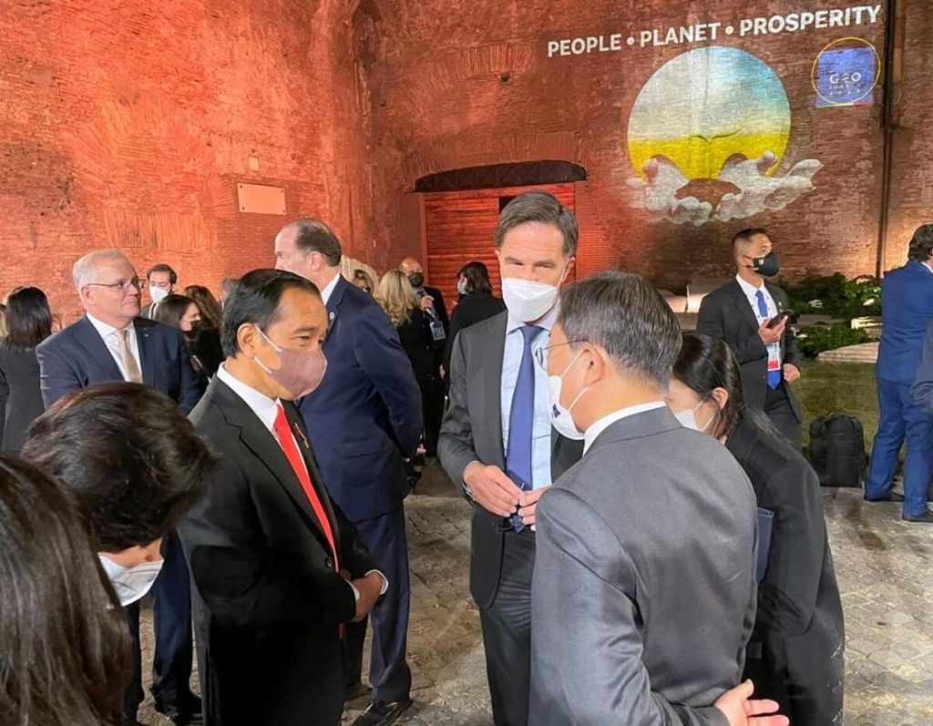 Presiden Joko Widodo (berdasi merah) bertemu dengan para pemimpin negara G-20 saat menghadiri pertunjukan kebudayaan sebelum pelaksanaan jamuan makan malam resmi oleh Presiden Italia, di Roma, Italia, Jumat (30/10/2021).