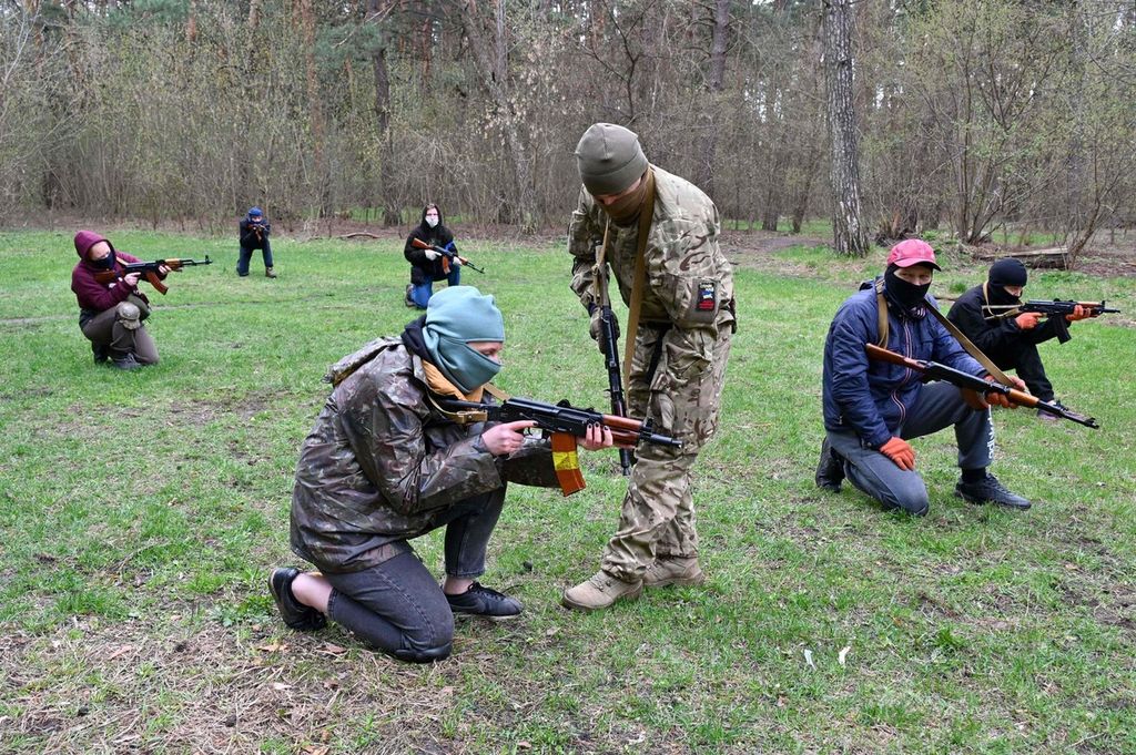 Warga ambil bagian dalam latihan pertempuran di pusat rekrutmen Angkatan Bersenjata Ukraina di Kharkiv, Ukraina, 14 April 2022. 