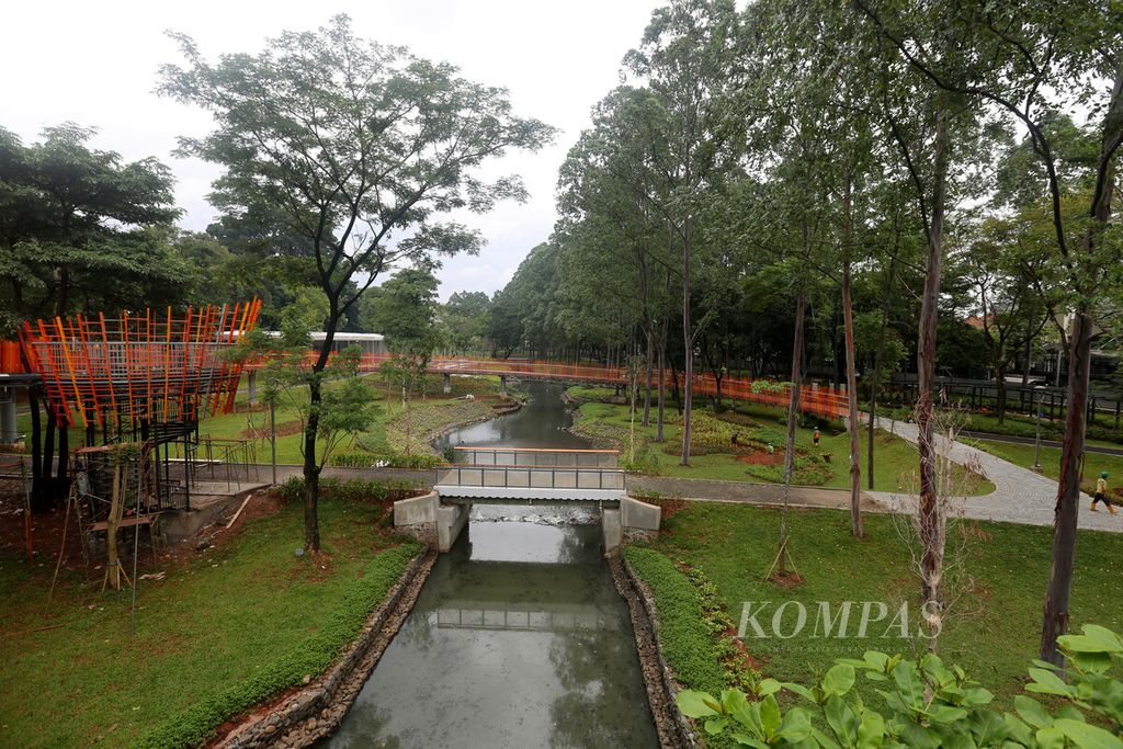 Sungai sepanjang taman yang dinaturalisasi dengan pelebaran dan perubahan profil tanggul agar bisa jadi kolam retensi saat hujan dalam proyek revitalisasi Taman Tebet di Tebet, Jakarta Selatan, Selasa (7/12/2021). 