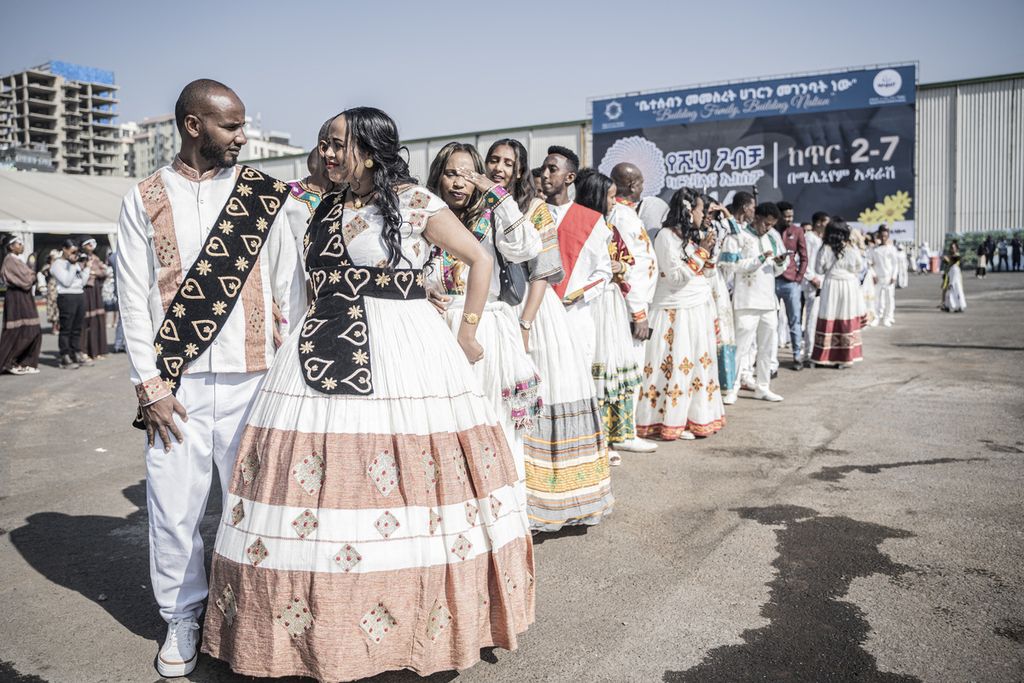 Pasangan yang mengenakan pakaian tradisional berbaris dalam pernikahan massal di Addis Ababa, Etiopia, 14 Januari 2024. 