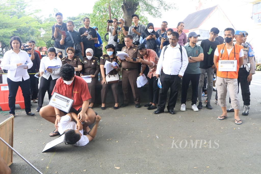 Tersangka kasus penganiayaan, Aditya Hasibuan, tampak memukul korban penganiayaan, Ken Admiral (pemeran pengganti), dalam reka ulang kasus penganiayaan, di Kepolisian Daerah Sumatera Utara, Senin (8/5/2023). 