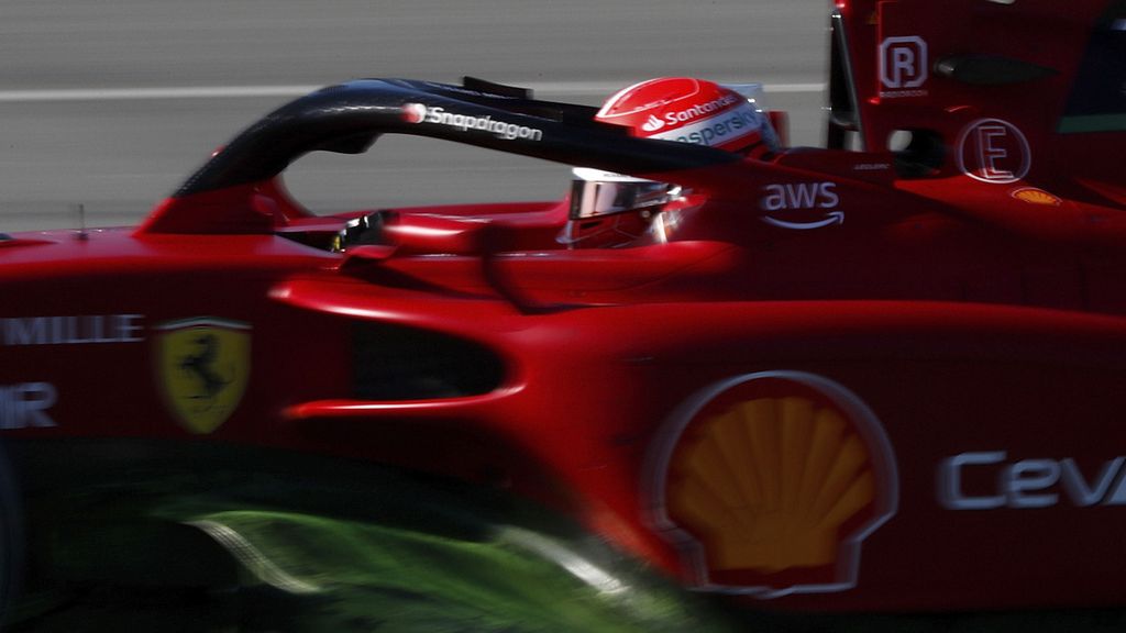 Pebalap Ferrari, Charles Leclerc dari Monako, melajukan kendaraannya selama sesi uji coba pramusim Formula 1 di Catalunya, Spanyol, Rabu (23/2/2022).