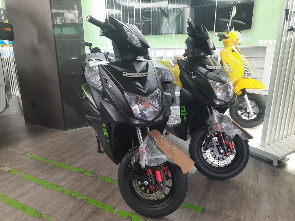Sepeda motor listrik merek Volta tipe 401 Lite dipajang di gerai Roxy Mas, Jakarta, Rabu (8/3/2023). 
