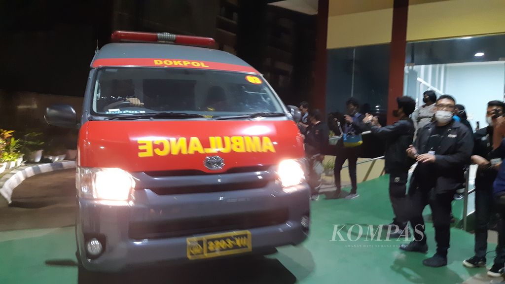 Ambulans tiba di Rumah Sakit Polri Kramatjati, Jakarta Timur, Senin (18/7/2022) malam. Ambulans ini mengangkut sejumlah korban yang meninggal di perempatan lampu merah Jalan Alternatif Cibubur Transyogi di Kelurahan Jatirangga, Kecamatan Jatisampurna, Kota Bekasi, Jawa Barat. 