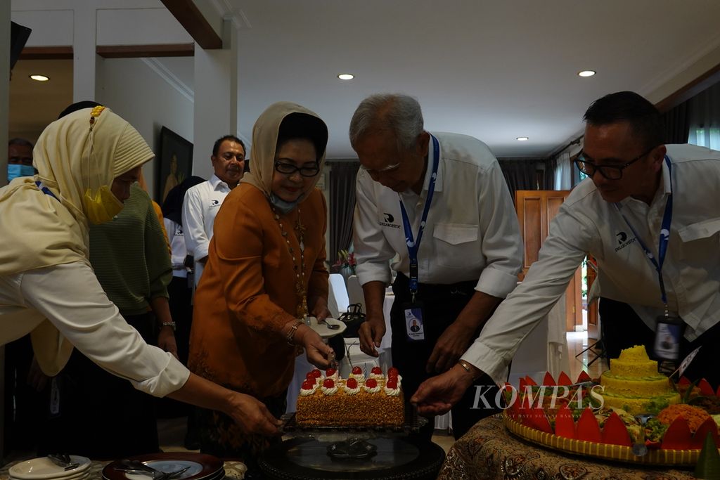 Peringatan hari lahir ke-121 Mendiang Presiden pertama RI Soekarno atau Bung Karno dilaksanakan secara sederhana di kediaman putra sulungnya, Guntur Soekarnoputra di Jakarta Selatan, Senin (6/6/2022).