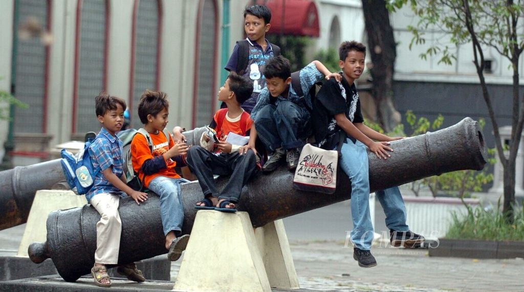 Beberapa anak tampak bermain di meriam kuno di Taman Fatahillah, Jakarta, Sabtu (12/11/2005). Setiap akhir pekan kawasan Taman Fatahillahyang sekitarnya terdapat beberapa museum—ramai dikunjungi warga dan pelajar. 