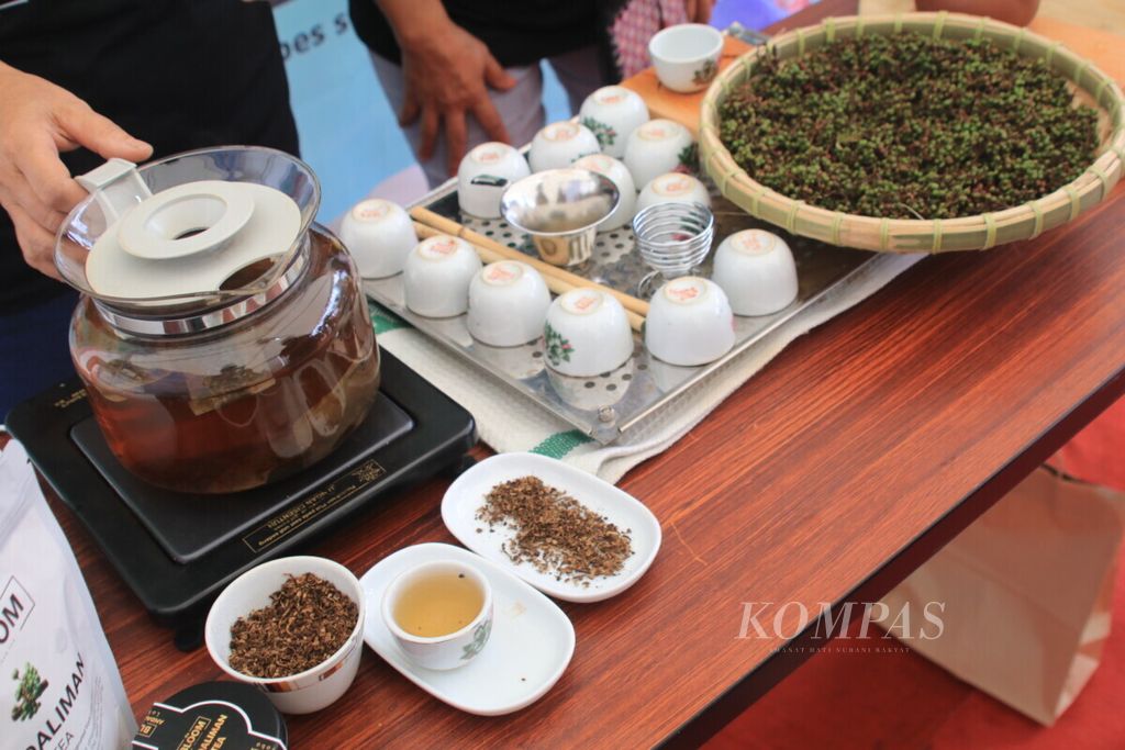 Pengusaha menunjukkan rempah andaliman yang diolah menjadi teh andaliman pada pameran pencanangan Hari Rempah Nasional 11 Desember, di Parapat, Kabupaten Simalungun, Sumatera Utara, Jumat (10/12/2021).