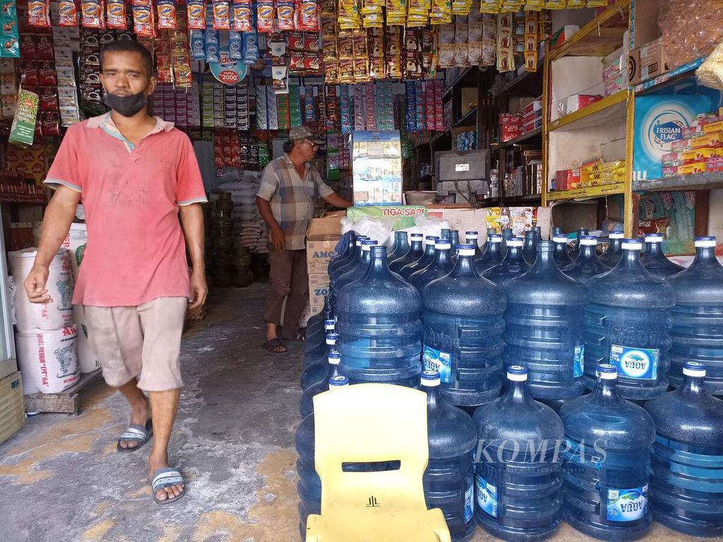 Gallon bottled drinking water is sold at a shop in Medan, North Sumatra, on Wednesday (14/9/2022).