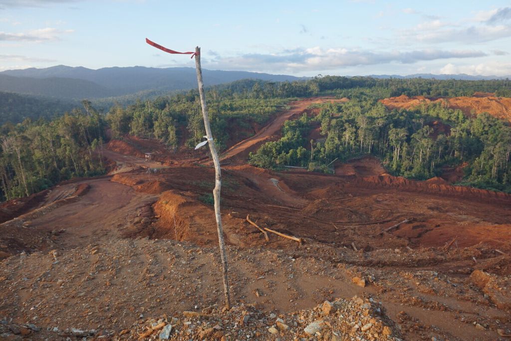 Kondisi pertambangan nikel di daerah bukit Desa Tambakua, Langgikima, Konawe Utara, Sulawesi Tenggara, seperti terlihat pada Senin (5/8/2019). Tidak adanya pengawasan berarti membuat penambangan rentan terjadinya pelanggaran dari perusahaan. 