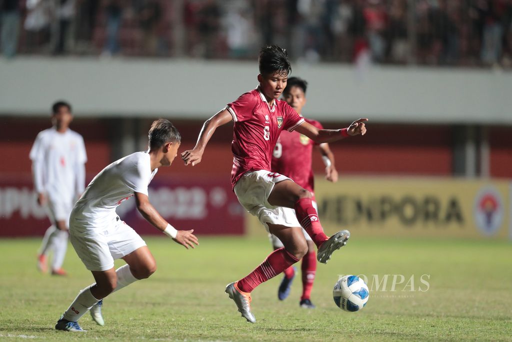 Pemain timnas Indonesia U-16, Arkhan Kaka Putra Purwanto, membawa bola saat melawan tim Myanmar U-16 di babak semifinal Piala AFF U-16 di Stadion Maguwoharjo, Sleman, DI Yogyakarta, Rabu (10/8/2022). 