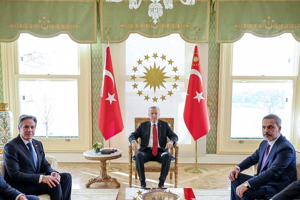 Dalam foto yang dirilis oleh Biro Pers Kepresidenan Turki tampak Presiden Turki Recep Tayyip Erdogan (tengah), didampingi Menteri Luar Negeri Turki Hakan Fidan (kanan), menerima Menlu AS Antony Blinken (kiri) di Vandettin, Istanbul, Turki, pada Sabtu (6/1/2024).