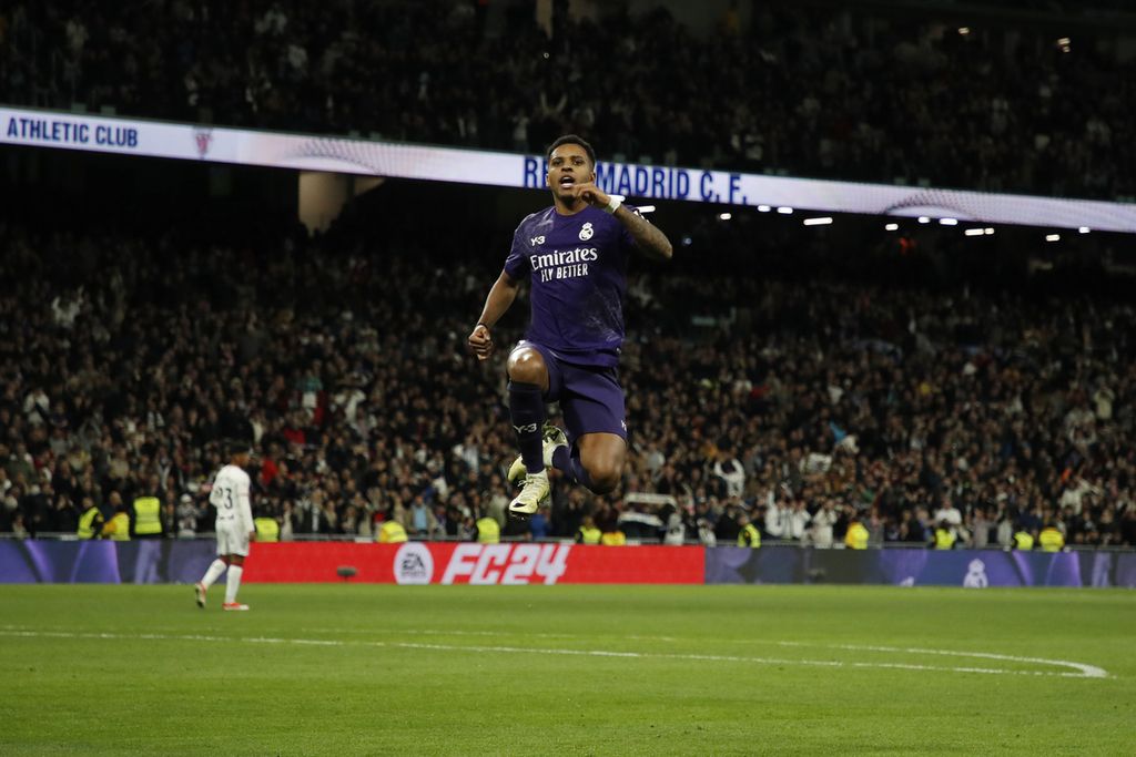 Pemain Real Madrid Rodrygo merayakan golnya ke gawang Athletic Bilbao pada laga Liga Spanyol di Stadion Santiago Bernabeu, Madrid, Spanyol, Senin (1/4/2024) dini hari WIB. Madrid menang 2-0.