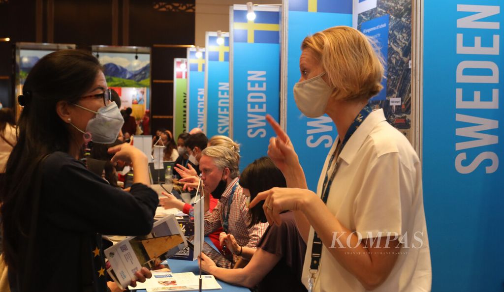 Visitors are seeking information about studying at European universities at the 14th European Higher Education Fair (EHEF) exhibition held at Menara Astra, Jakarta in early November 2022.