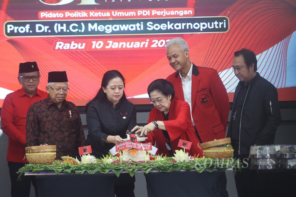 Ketua Umum PDI Perjuangan Megawati Soekarnoputri memotong tumpeng saat peringatan Hari Ulang Tahun Ke-51 PDI-P di Lenteng Agung, Jakarta Selatan, Rabu (10/1/2024). 