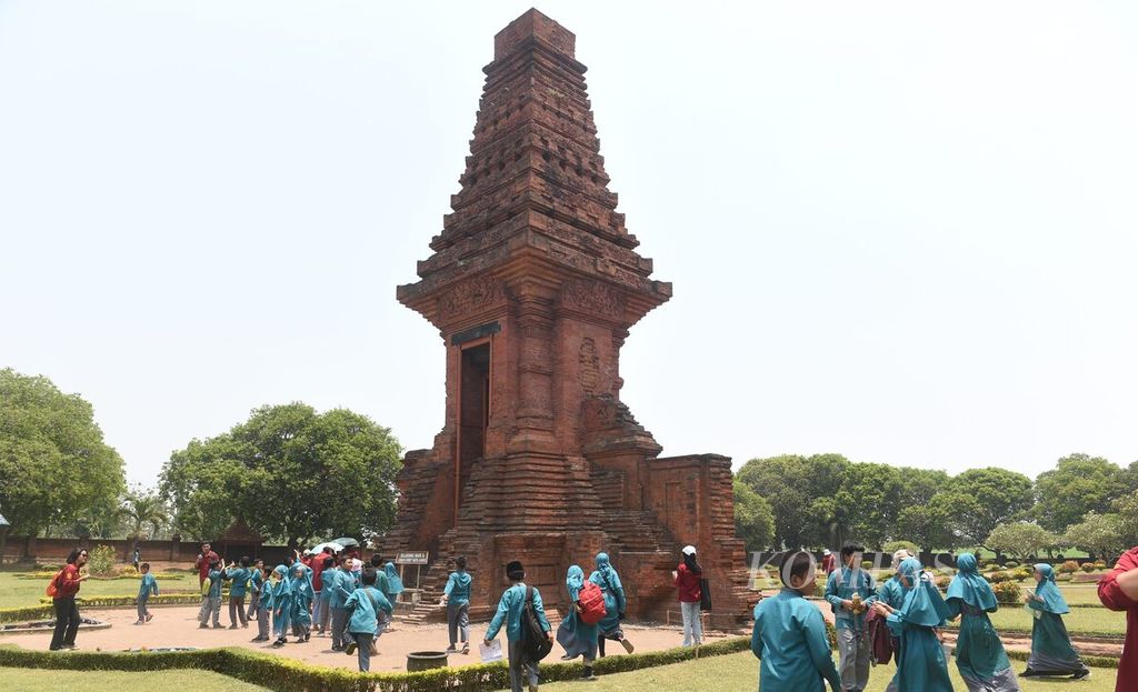 Pelajar mengunjungi Candi Bajang Ratu di Kecamatan Trowulan, Kabupaten Mojokerto, Jawa Timur, Selasa (3/10/2023). 