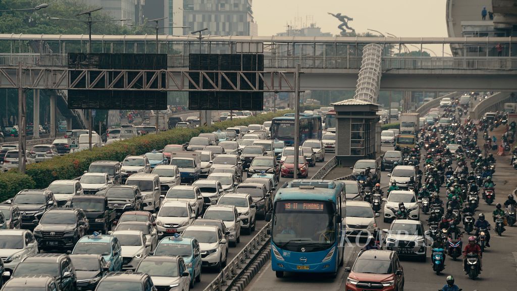 Kepadatan lalu lintas di Jalan Gatot Subroto dan Tol Dalam Kota di Pancoran, Jakarta Selatan, Senin (25/7/2022). Mengurangi kemacetan Jakarta memang bukan perkara mudah. Mengutak-atik aturan jam kerja perlu koordinasi bersama dan perhitungan yang presisi agar tidak lebih banyak merugikan warga. 