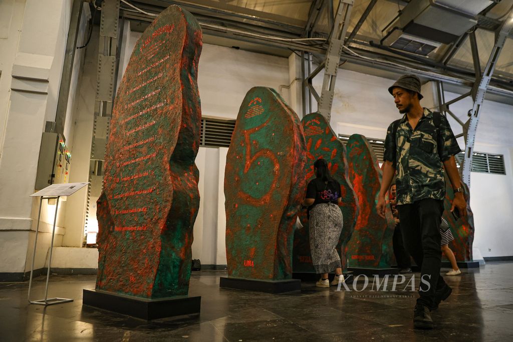 Pengunjung melintasi karya berjudul &quot;Area Kontemplasi Publik Nogosui&quot; oleh Sri Hardana Danar dalam pameran <i>Jakarta Provoke!</i> di Pos Bloc, Jakarta, Jumat (14/6/2024). Digagas oleh para seniman Jakarta, pameran Jakarta Provoke! menampilkan karya dua dimensi, tiga dimensi, serta instalasi dengan beragam tema dan material. Pameran berlangsung hingga 23 Juni 2024. 