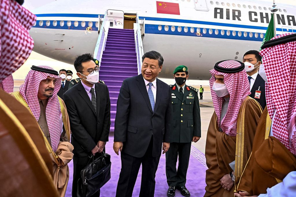 Presiden China Xi Jinping (tengah) disambut Menteri Luar Negeri Arab Saudi Pangeran Faisal bin Farhan (ketiga dari kanan) dan Gubernur Riyadh Pangeran Faisal bin Bandar Al Saud (kiri) di Bandar Udara Internasional King Khalid, Riyadh, Arab Saudi, 7 Desember 2022. 