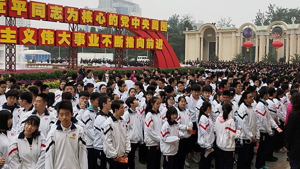 Anak-anak sekolah memenuhi Pameran Pembangunan Lima Tahun China yang dibuka sejak September 2017. Berbagai kemajuan inovasi dan teknologi yang dicapai selama lima tahun di bawah kepemimpinan Presiden China Xi Jinping dipamerkan. Kompas/Luki Aulia (LUK) 20-10-2017