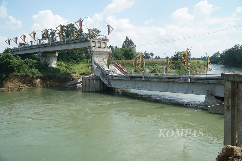 Kondisi Jembatan Kayu Gadang yang ambruk setelah sekitar dua tahun dibangun difoto dari Korong Kayu Gadang Koto Buruak, Nagari Lubuk Alung, Kecamatan Lubuk Alung, Padang Pariaman, Sumbar, Selasa (16/5/2023). 