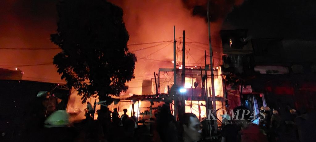 Kebakaran pasar gembrong, Jakarta Timur, Minggu (24/4/2022). 