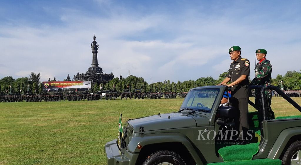 Panglima Kodam IX/Udayana Mayor Jenderal TNI Sonny Aprianto memimpin upacara serah terima jabatan dan penerimaan jabatan serta tradisi laporan korps pejabat Kodam IX/Udayana di Lapangan Puputan Margarana Niti Mandala, Renon, Kota Denpasar, Kamis (16/6/2022).