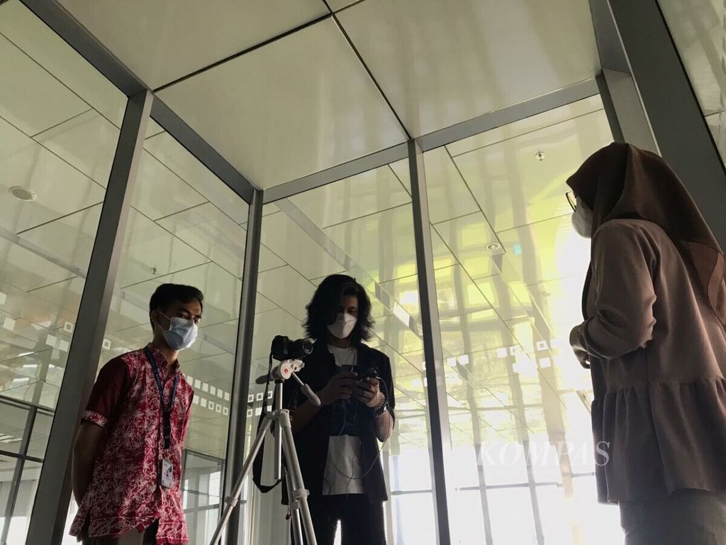 Students are carrying out their duties while interning at<i>Kompas</i>in May 2021.