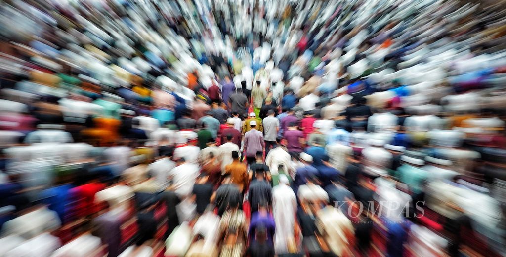 Suasana saat ribuan umat muslim mengikuti salat Tarawih di Masjid Istiqlal, Jakarta, Senin (11/3/2024) malam. Pemerintah menetapkan 1 Ramadhan 1445 Hijriah jatuh pada Selasa (12/3/2024). Masyarakat muslim menyambut hadirnya bulan puasa dengan antusias dan khusyuk. KOMPAS/RONY ARIYANTO NUGROHO 11/3/2024
