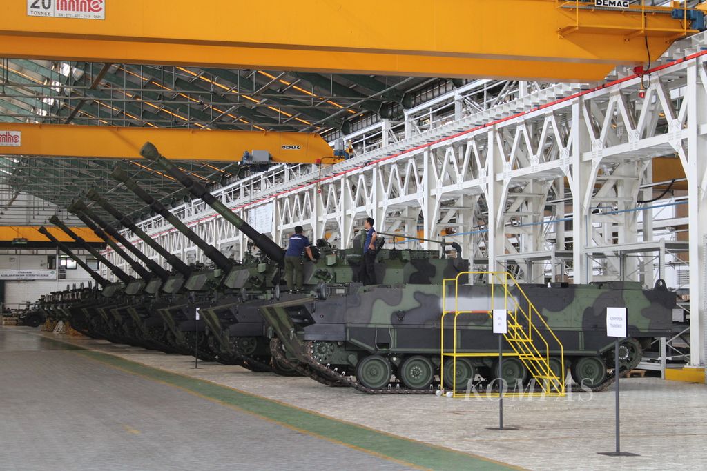 Sejumlah teknisi mengerjakan produksi tank Harimau dari PT Pindad, Kota Bandung, Jawa Barat, Selasa (19/9/2023). Tank medium ini bakal dipergunakan untuk pasukan Kavaleri Angkatan Darat.