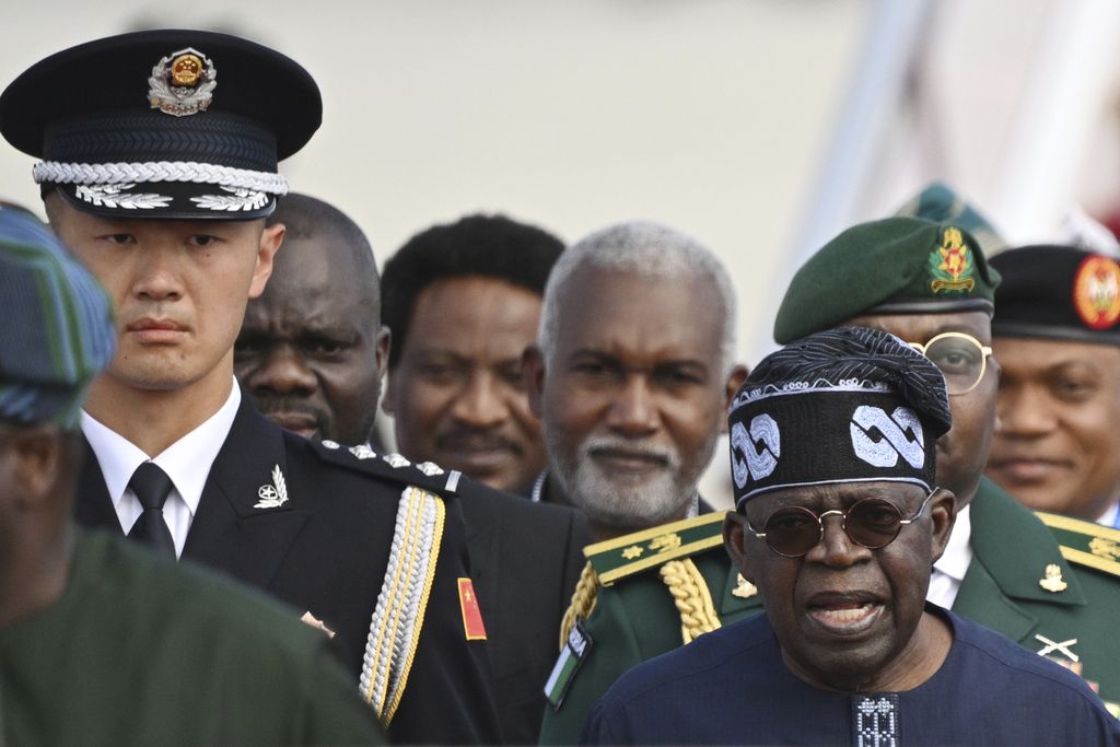 Presiden Nigeria Bola Ahmed Tinubu (kanan) tiba di Bandara Internasional Ibu Kota Beijing di Beijing, China, Minggu (1/9/2024), untuk menghadiri Forum China-Afrika. 