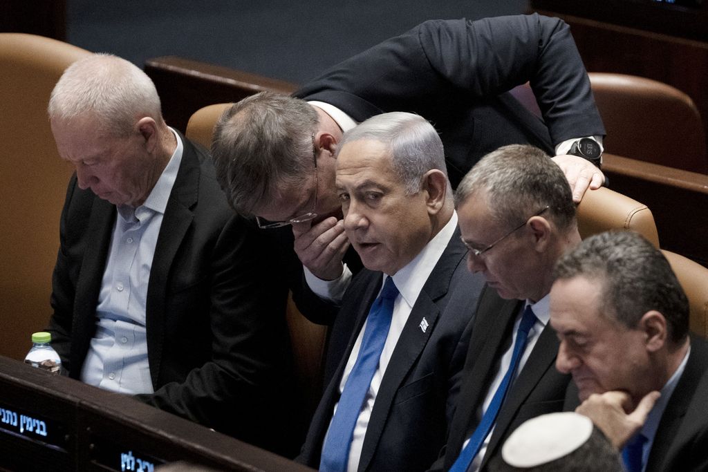 Perdana Menteri Israel Benjamin Netanyahu (tiga dari kiri) berada di gedung Knesset, Senin (24/7/2023), untuk melihat langsung proses pemungutan suara usulan rencana reformasi hukum yang diajukan oleh pemerintahannya. 