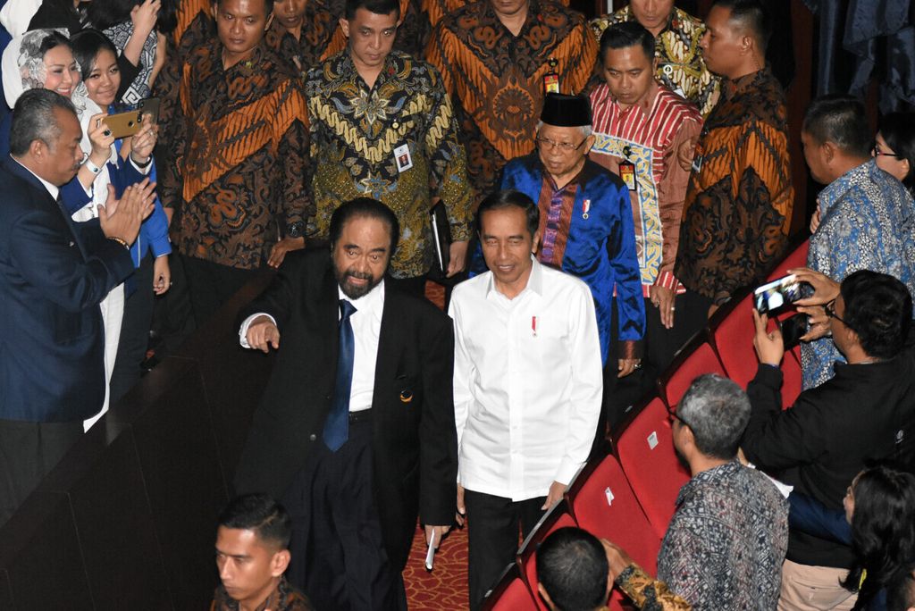 Presiden Joko Widodo dan Wakil Presiden Ma'ruf Amin berjalan bersama Ketua Umum Partai Nasdem Surya Paloh (kiri) saat menghadiri penutupan Kongres II Partai Nasdem dan HUT Ke-8 Partai Nasdem di Jakarta International Theatre, Jakarta, Senin (11/11/2019). Hasil Kongres menetapkan Surya Paloh sebagai Ketua Umum periode 2019-2024. 